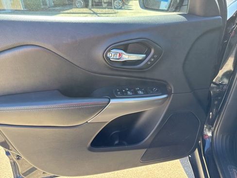 Used 2021 Jeep Cherokee Limited image 18