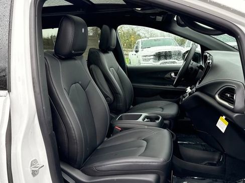 New 2026 Chrysler Pacifica Select image 27