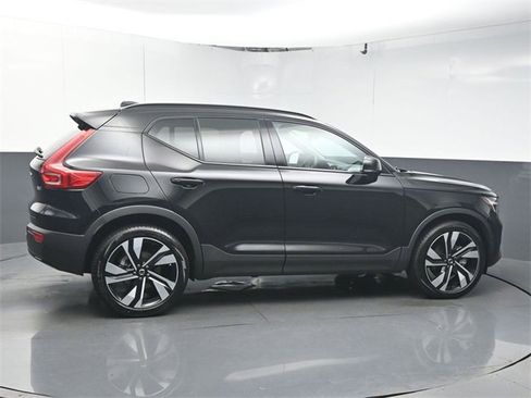 Used 2025 Volvo XC40 B5 Ultra image 8