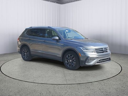 Used 2024 Volkswagen Tiguan SE image 2