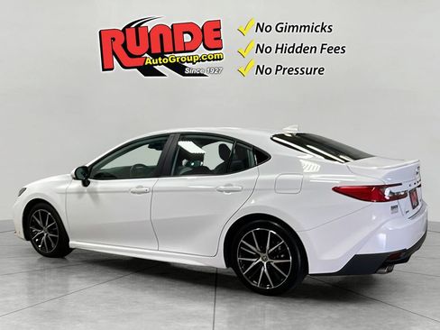 Used 2025 Toyota Camry SE FWD image 5