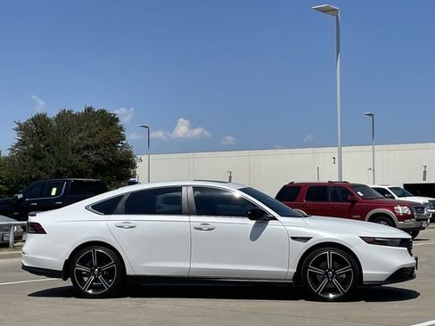 Used 2025 Honda Accord Sport image 3
