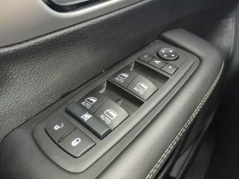 Used 2025 Chrysler Pacifica Limited image 31