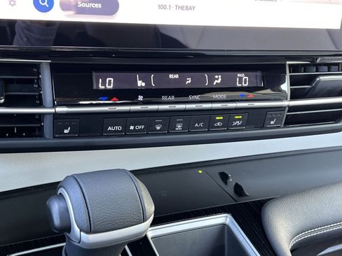 Used 2025 Toyota Sienna XSE w/ XSE Plus Package FWD image 30