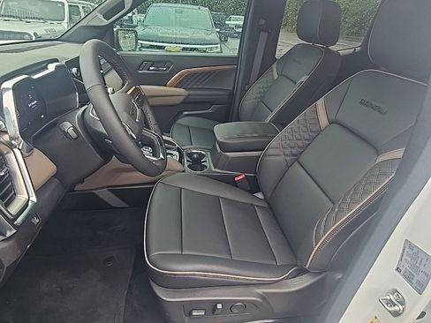 Certified 2025 GMC Canyon Denali image 12