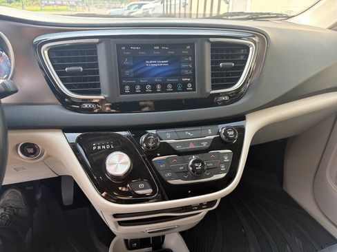 Used 2018 Chrysler Pacifica Touring-L FWD image 11