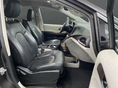 Used 2018 Chrysler Pacifica Touring-L image 31