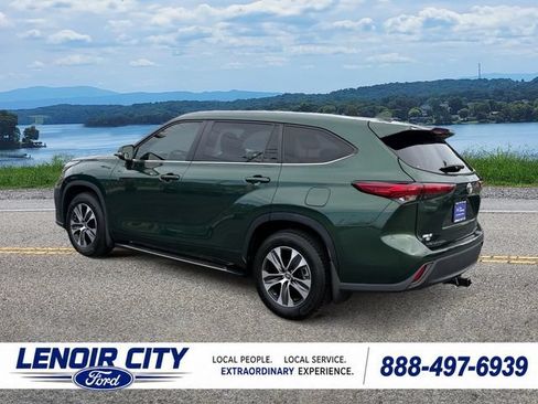 Used 2023 Toyota Highlander XLE AWD/4WD image 4