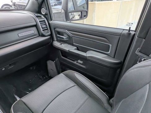 Used 2025 RAM 2500 Laramie AWD/4WD image 17