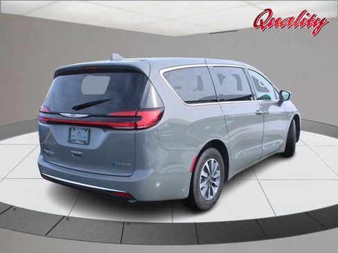 Used 2022 Chrysler Pacifica Touring-L image 3