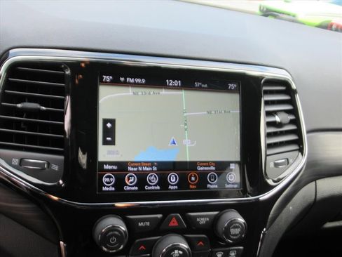 Used 2021 Jeep Grand Cherokee Laredo X image 23