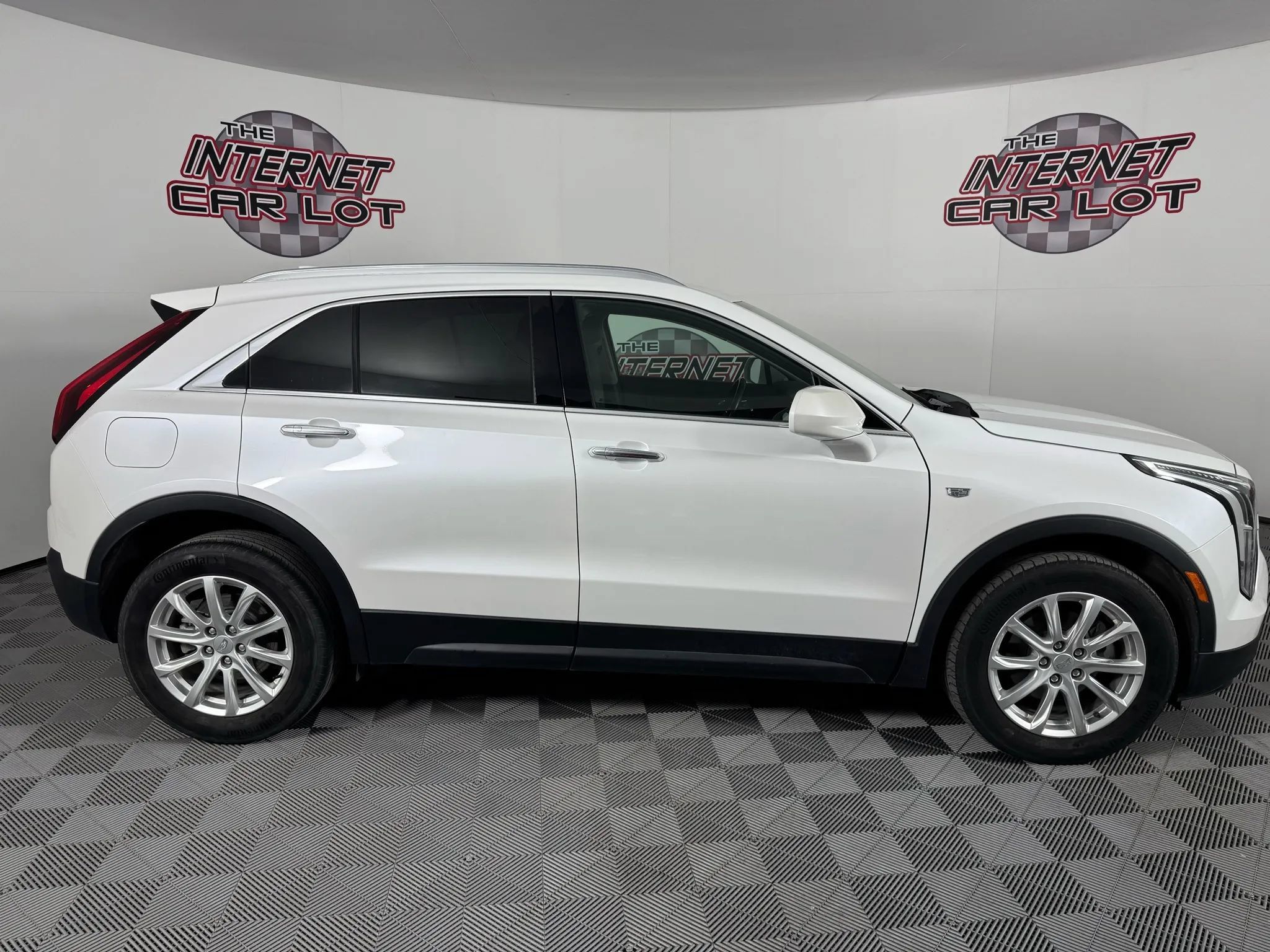 Used 2019 Cadillac XT4 Luxury w/ Cold Weather Package AWD/4WD image 8