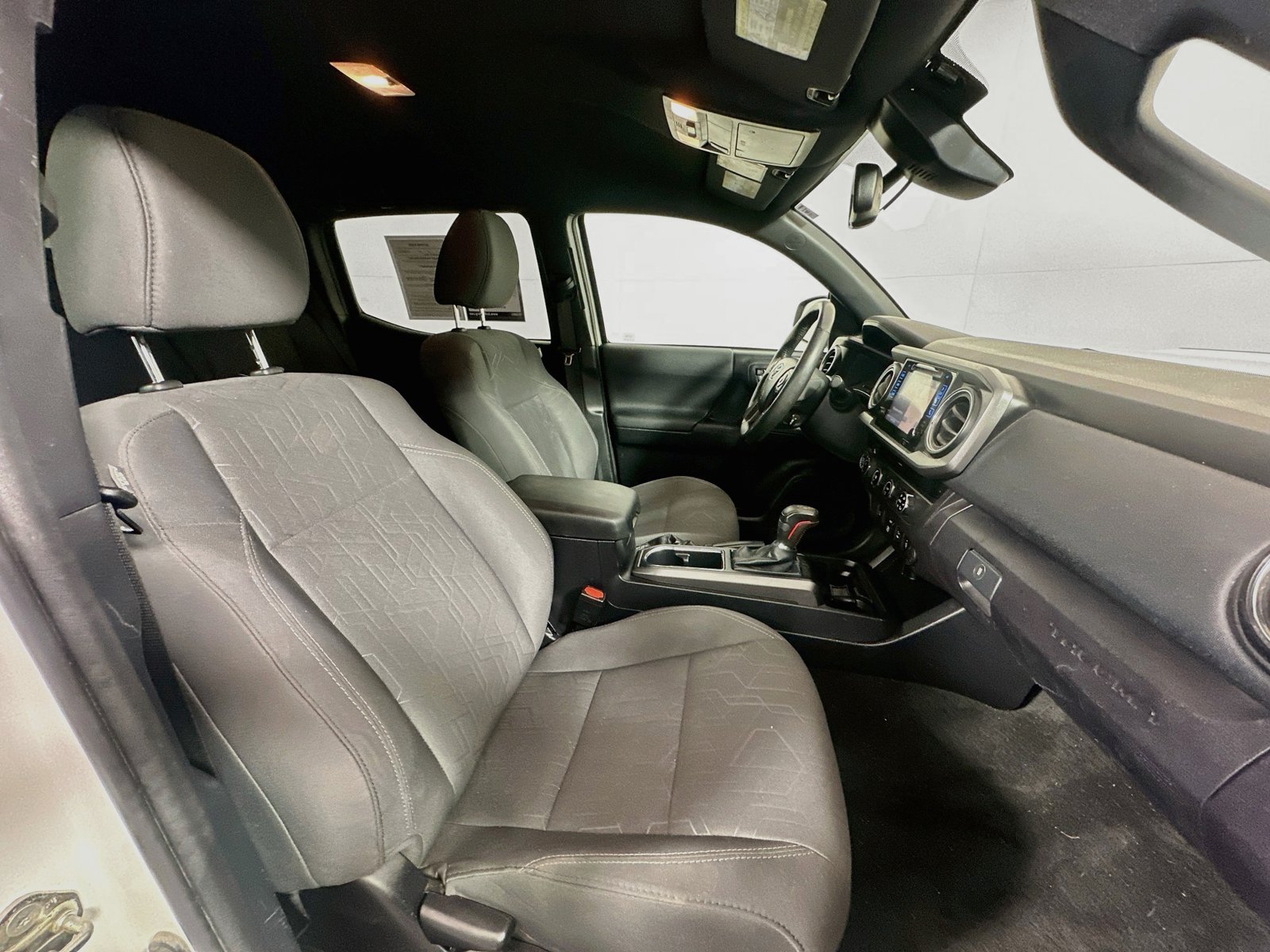 Used 2018 Toyota Tacoma TRD Sport AWD/4WD image 26