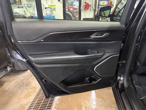 Used 2021 Jeep Grand Cherokee L Laredo image 23