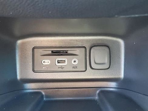 Used 2023 Chevrolet Equinox Premier image 30