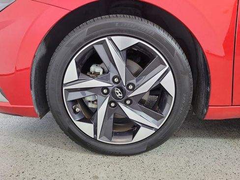 Used 2023 Hyundai Elantra Limited w/ Preferred Accessory Package FWD image 9