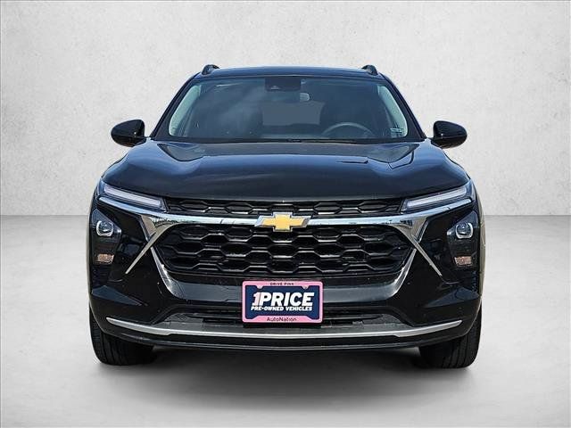 Used 2025 Chevrolet Trax LT FWD image 2