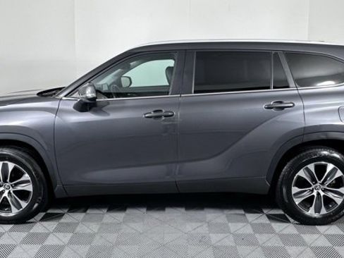Used 2024 Toyota Highlander XLE image 5