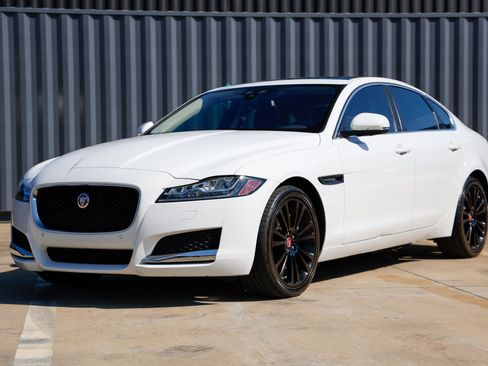 Used 2018 Jaguar XF Prestige image 4