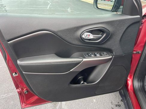 Used 2019 Jeep Cherokee Latitude Plus w/ Safety Group image 25