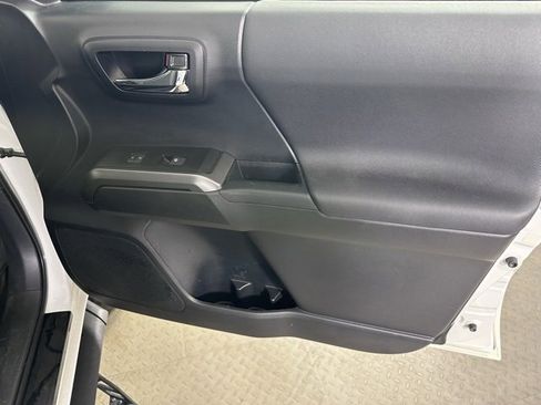 Used 2017 Toyota Tacoma TRD Sport image 9