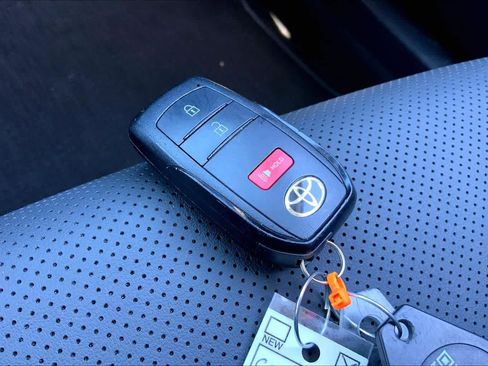 Used 2025 Toyota Prius image 13