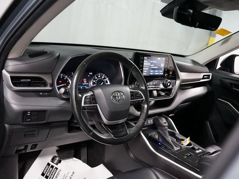 Used 2022 Toyota Highlander XLE FWD image 11
