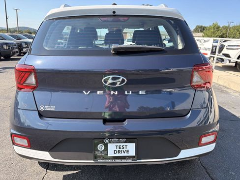 Used 2025 Hyundai Venue Limited FWD image 4