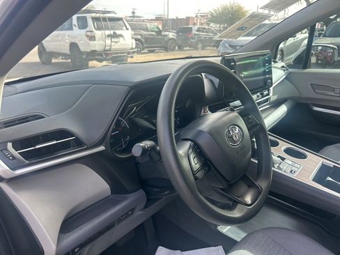 Used 2023 Toyota Sienna LE image 5