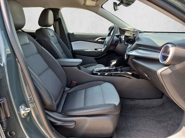 Used 2025 Chevrolet Trax LT w/ LT Convenience Package FWD image 19