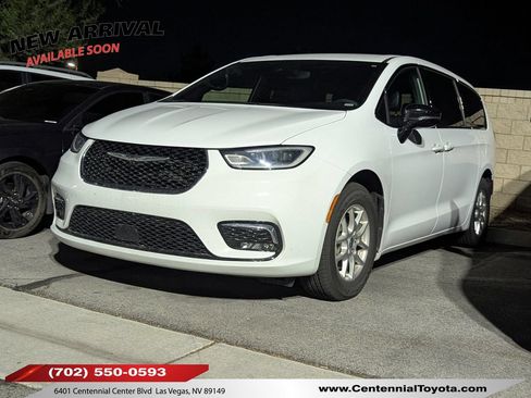 Used 2025 Chrysler Pacifica Select FWD image 1
