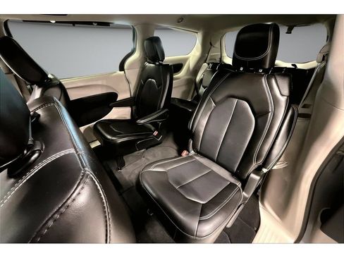 Used 2024 Chrysler Pacifica Touring-L FWD image 34