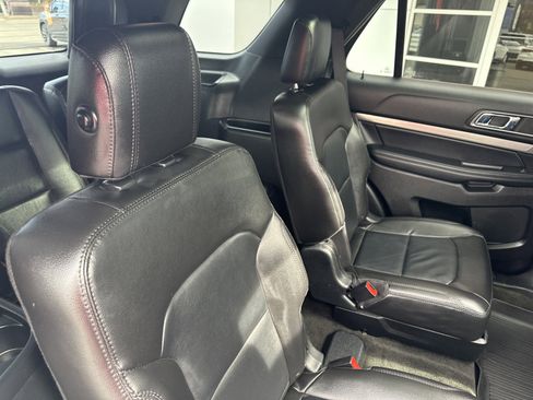 Used 2018 Ford Explorer XLT w/ Equipment Group 202A image 31