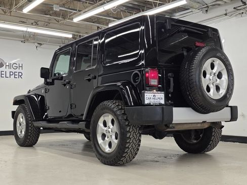 Used 2015 Jeep Wrangler Unlimited Sahara w/ Connectivity Group AWD/4WD image 12