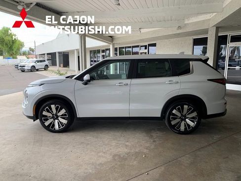 New 2025 Mitsubishi Outlander SE image 7