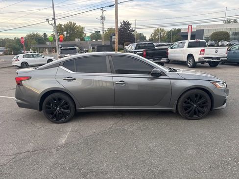 Used 2022 Nissan Altima 2.5 SR w/ Midnight Edition Package image 4