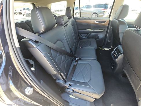 Used 2025 Volkswagen Atlas SE image 29