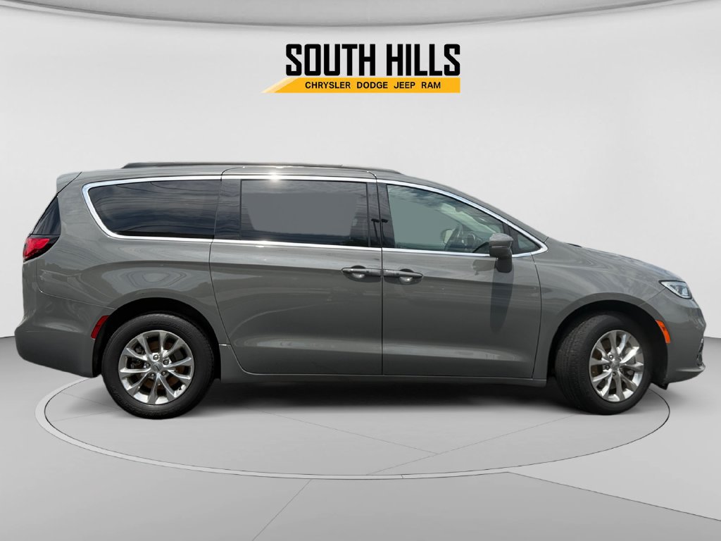 Used 2022 Chrysler Pacifica Touring-L AWD/4WD image 6