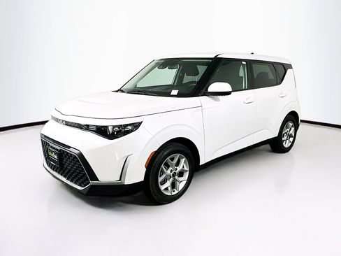 Used 2025 Kia Soul LX w/ LX Technology Package FWD image 3