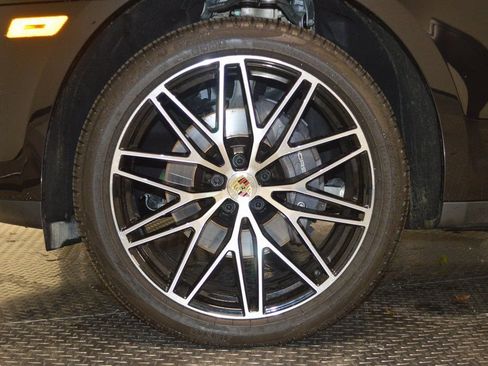 Certified 2025 Porsche Macan image 13