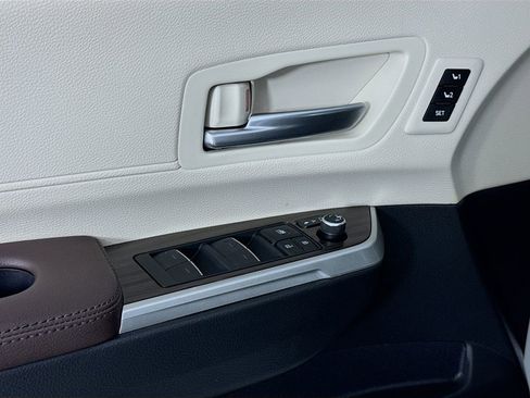 Used 2023 Toyota Sienna Platinum image 24