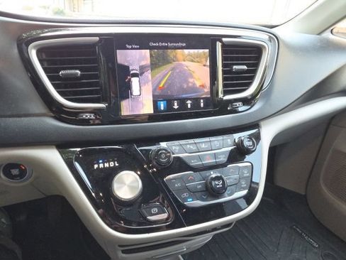 Used 2020 Chrysler Pacifica Touring-L w/ Advanced Safetytec Group FWD image 15