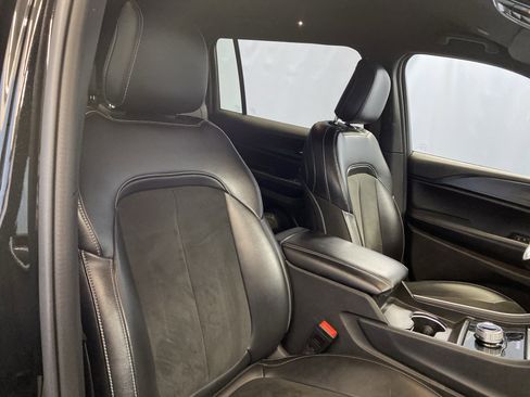 Used 2023 Jeep Grand Cherokee L Laredo image 41