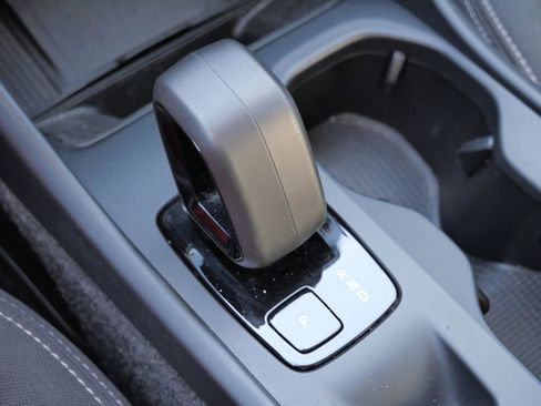 Used 2024 Volvo XC40 B5 Core image 41