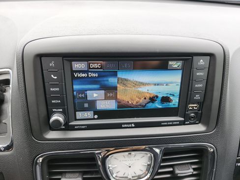 Used 2014 Chrysler Town & Country Touring-L FWD image 19