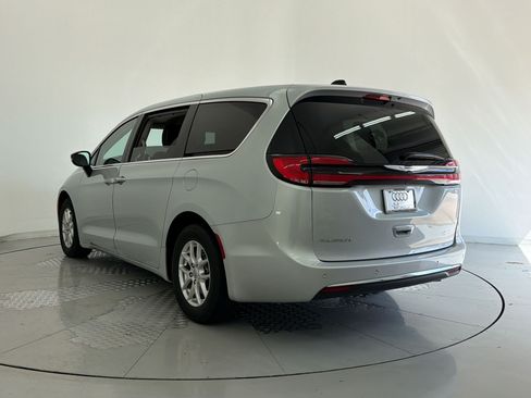 Used 2024 Chrysler Pacifica Touring-L FWD image 3