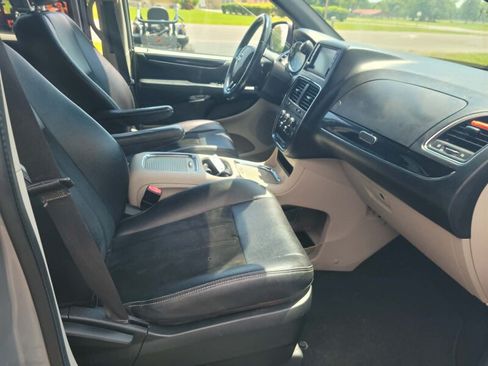 Used 2018 Dodge Grand Caravan SXT FWD image 11