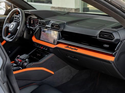 Used 2025 Lamborghini Urus SE AWD/4WD image 37
