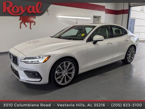 Used 2021 Volvo S60 T5 Momentum image 1