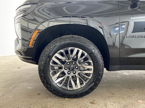 Used 2025 Chevrolet Suburban Z71 image 12